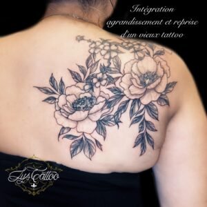 Reprise et agrandissement de tatouage floral sur l’épaule