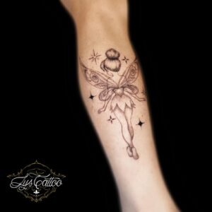 Tatouage fée clochette en ligne fine et dotwork sur le mollet