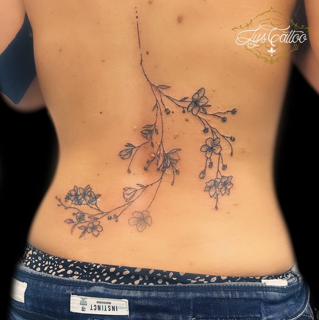 Tatouage floral sur cicatrices réalisé chez Lys Tattoo à Villenave-d’Ornon près de Bordeaux.