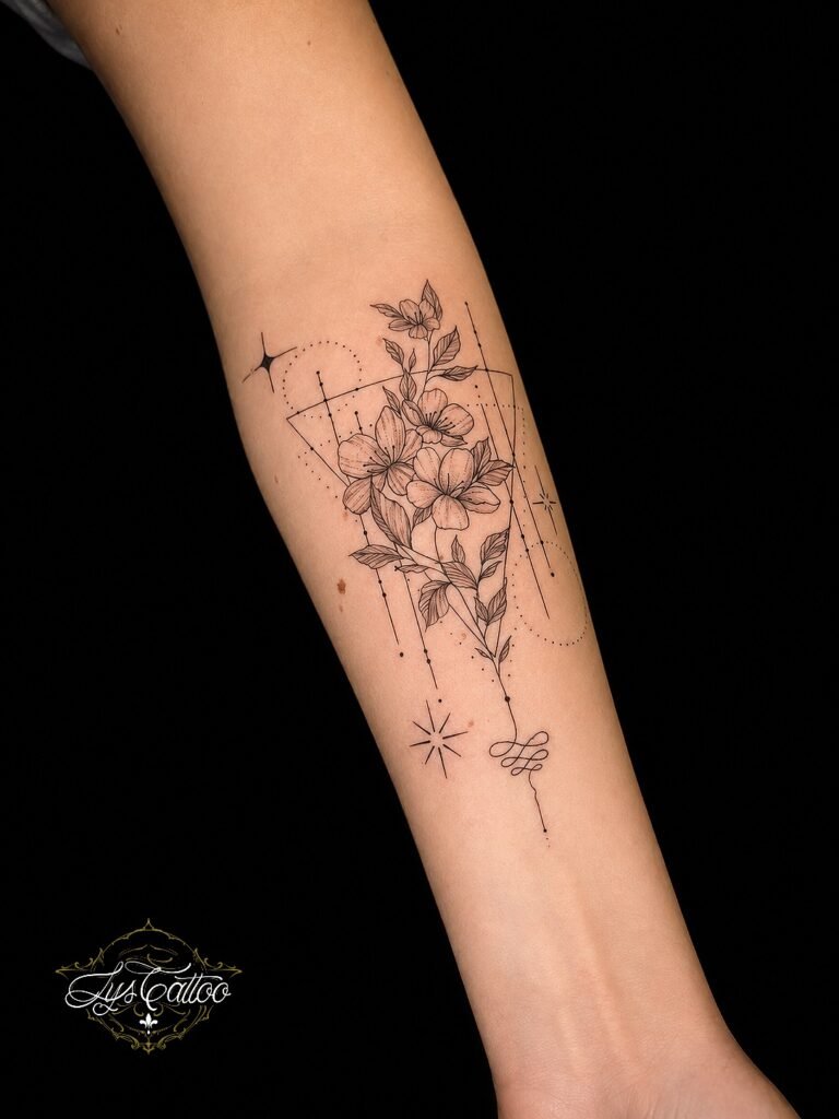 Tatouage floral géométrique en fine line sur l’avant-bras réalisé chez Lys Tattoo à Villenave-d’Ornon près de Bordeaux.