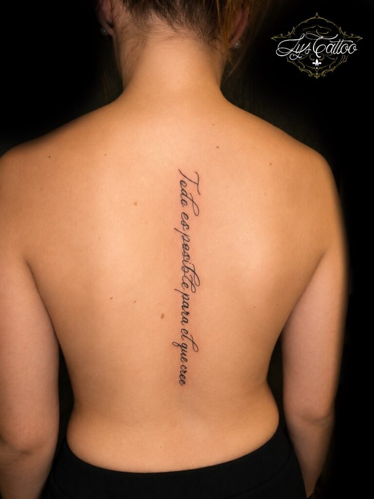Tatouage écriture fine sur la colonne vertébrale réalisé chez Lys Tattoo à Villenave-d’Ornon près de Bordeaux.
